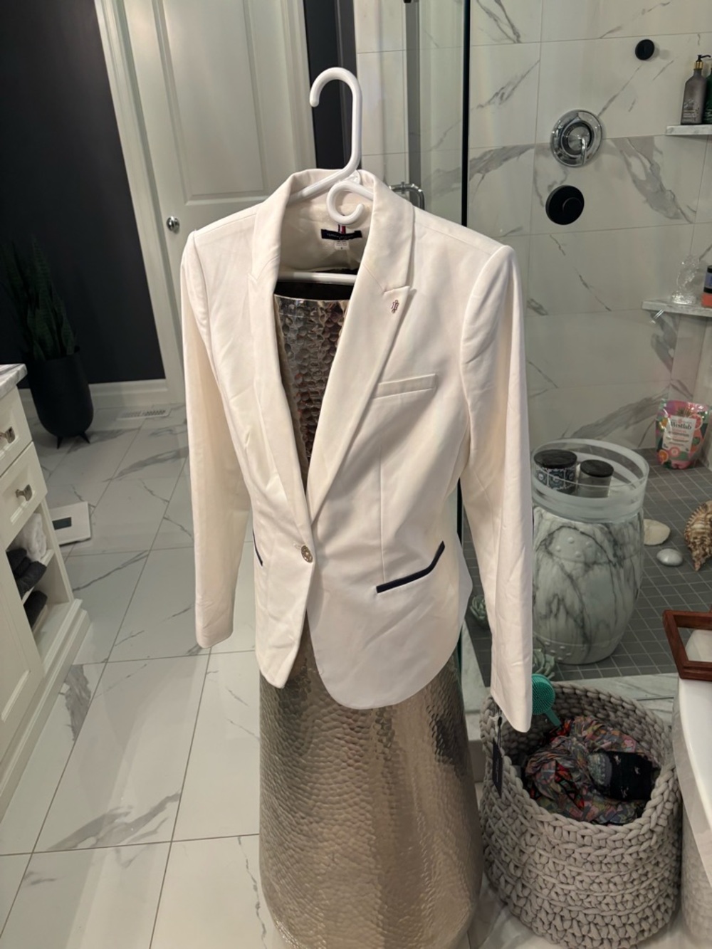 Tommy Hilfiger White Blazer with Navy Trim and Gold Buttons size 8, new with tag
